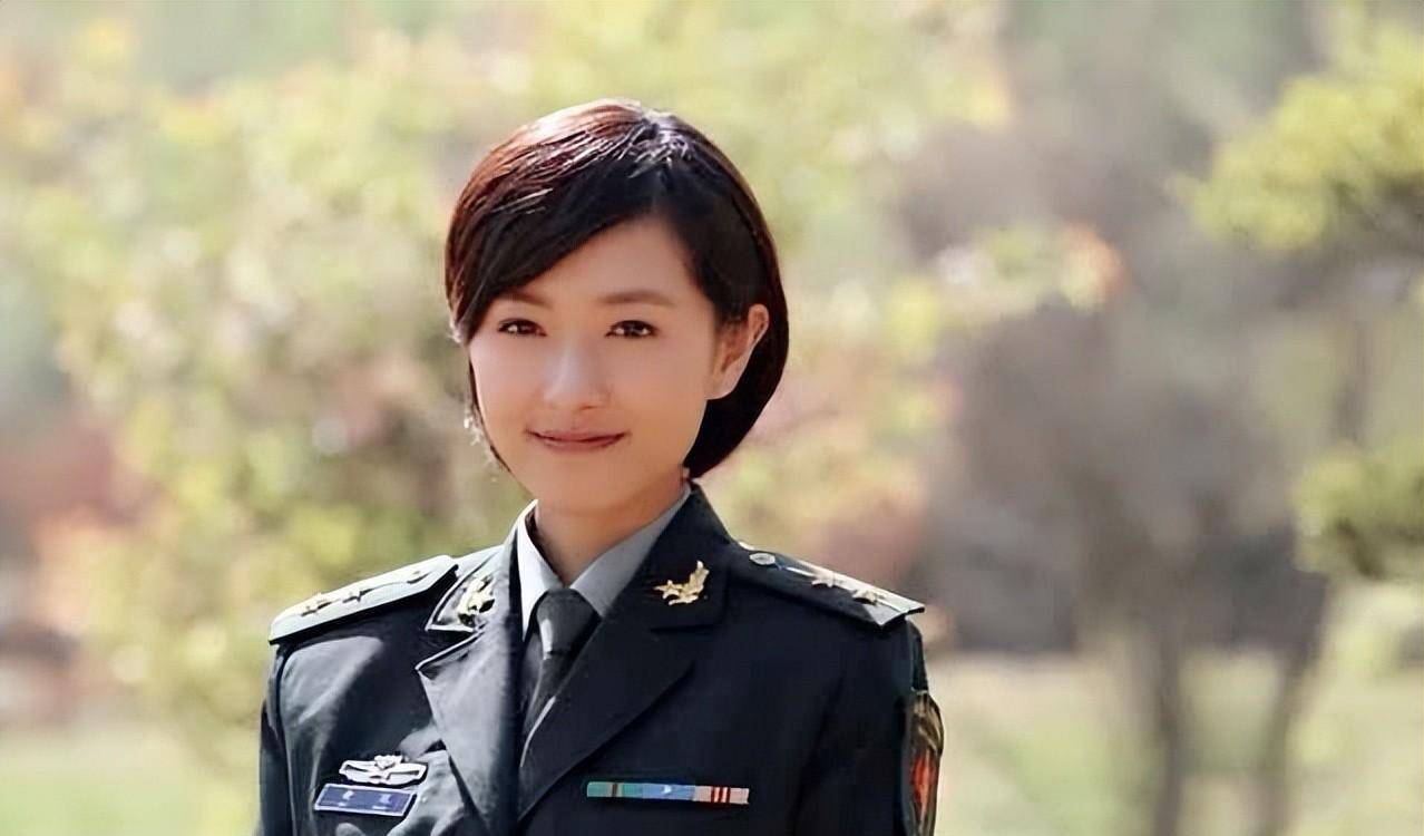 万茜更是因为那种干练以及清爽的演技,成为了不少人心中的军旅剧"女神