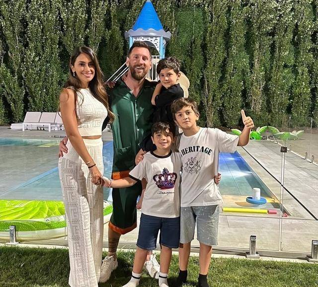 梅西晒老家豪宅跨年照:手搭爱妻蛮腰显恩爱家中建有