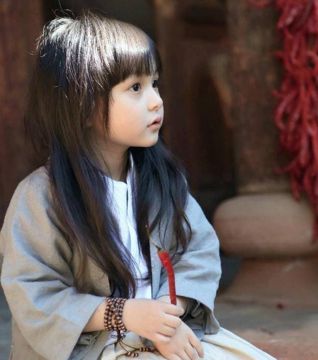 幼儿园"高颜值女孩"走红,人群里一眼捕捉,网友:神似迪丽热巴_小孩子