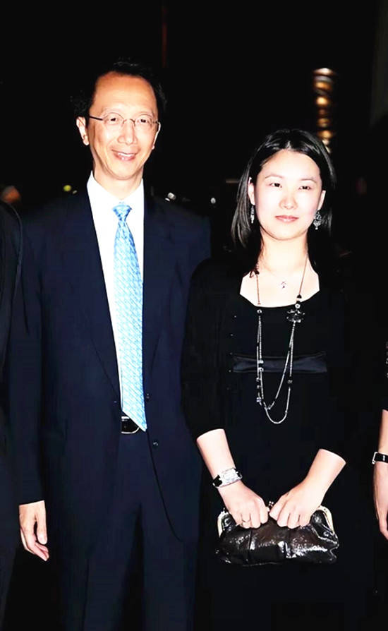 "跳水王后"伏明霞,嫁大26岁老公身价百亿,黑服轻松穿出高品味_黑色