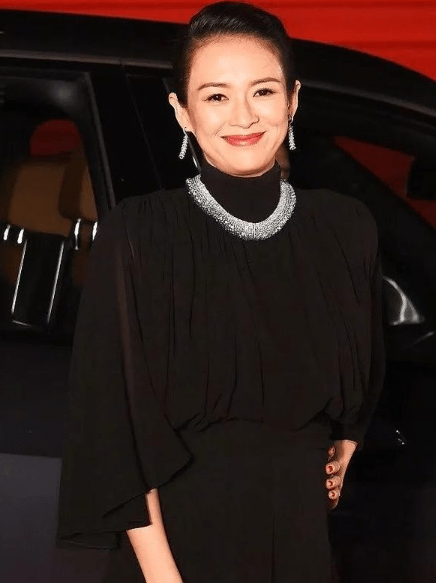 章子怡近况3个月素颜现身,身材走样穿搭随意,与汪峰过二人世界全然不