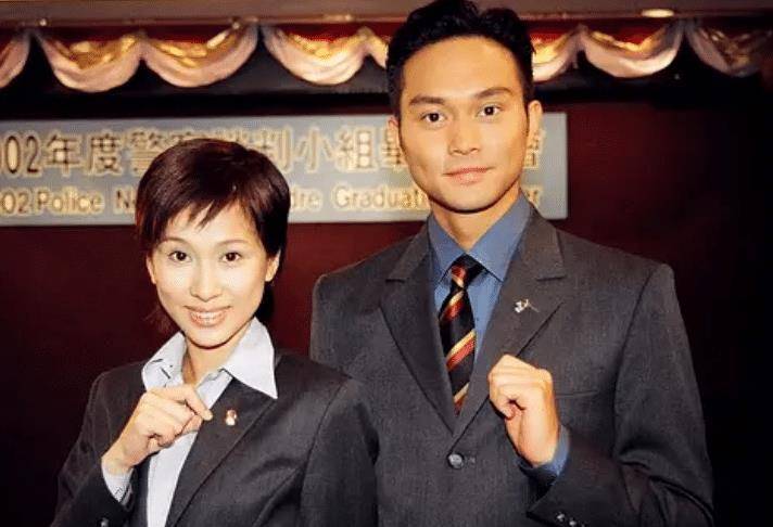 文颂娴夫妇为爱女庆祝生日,富商老公帅气十足,10岁女儿太像爸_李梓慎