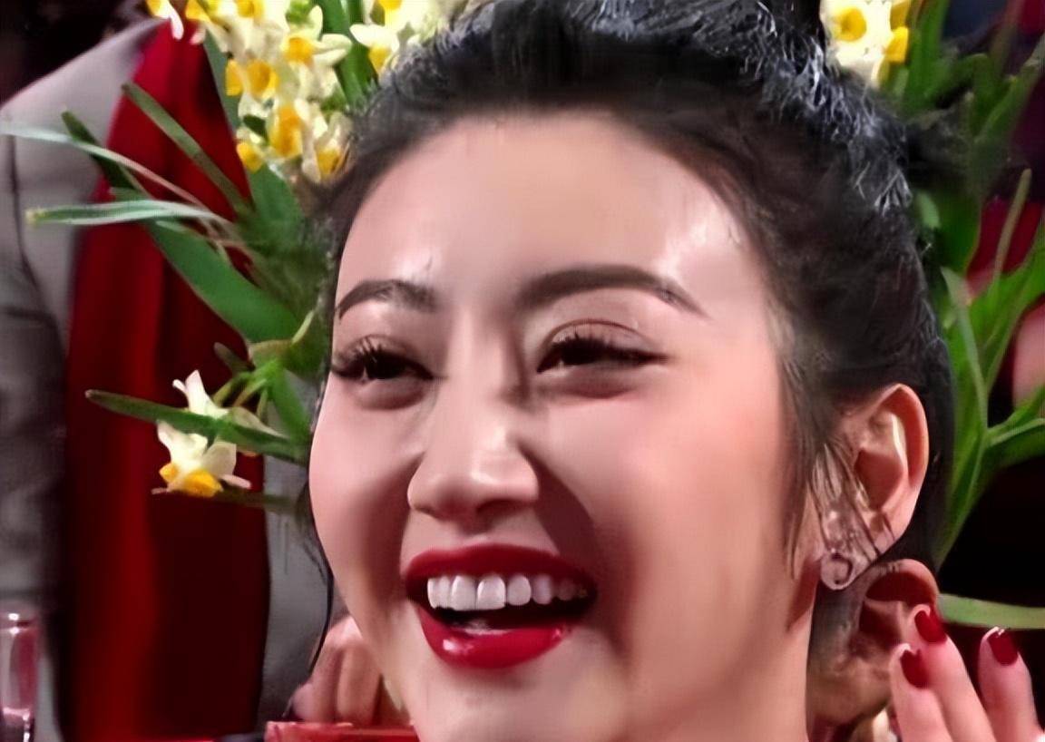 去勾勒眼睛部分,这样就导致缺点进一步暴露,同样有凸眼毛病的女孩子