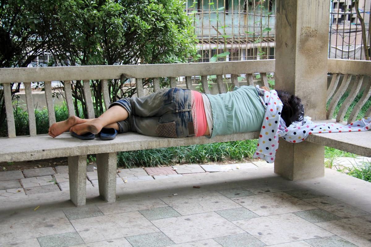 广东:女子怀孕八月,在街头独自流浪,志愿者帮助后再次走丢_孩子_警方