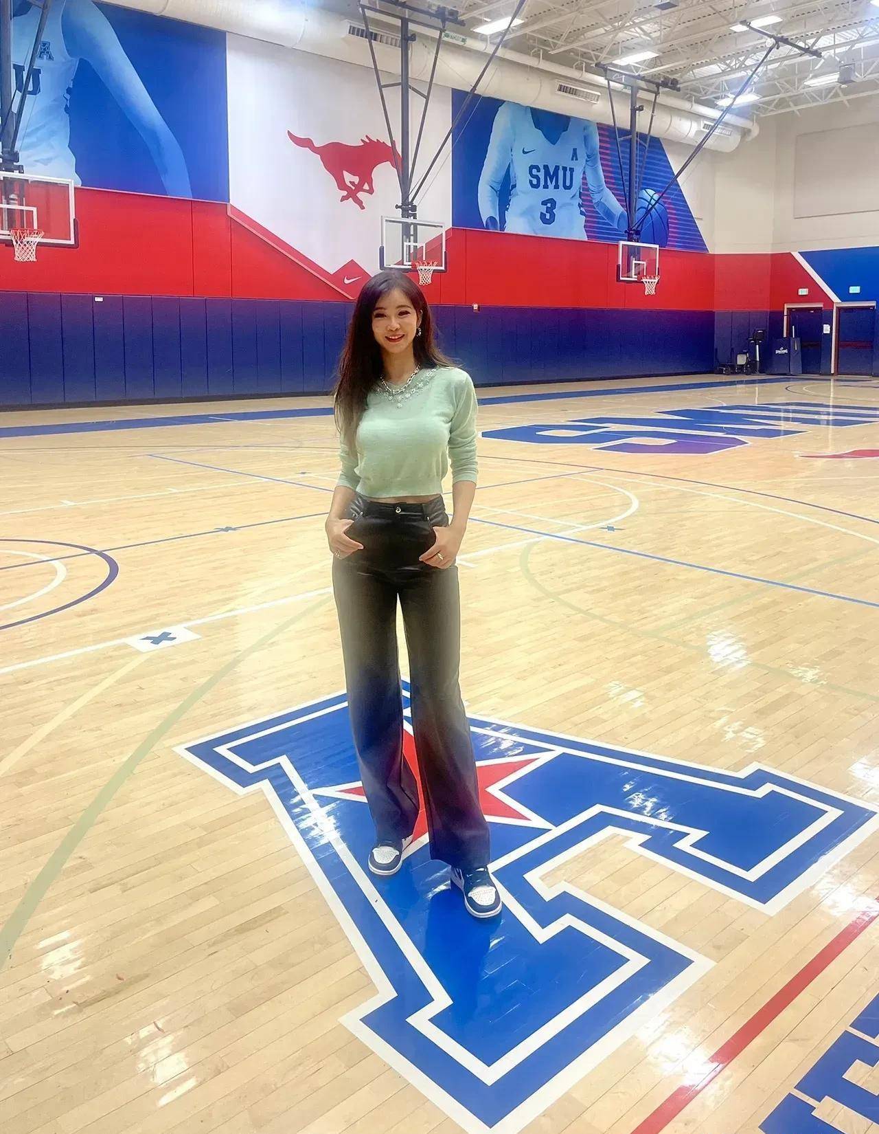 篮球女神周玲安为啥叫中国卡戴珊?凭什么她是nba最美篮球记者?