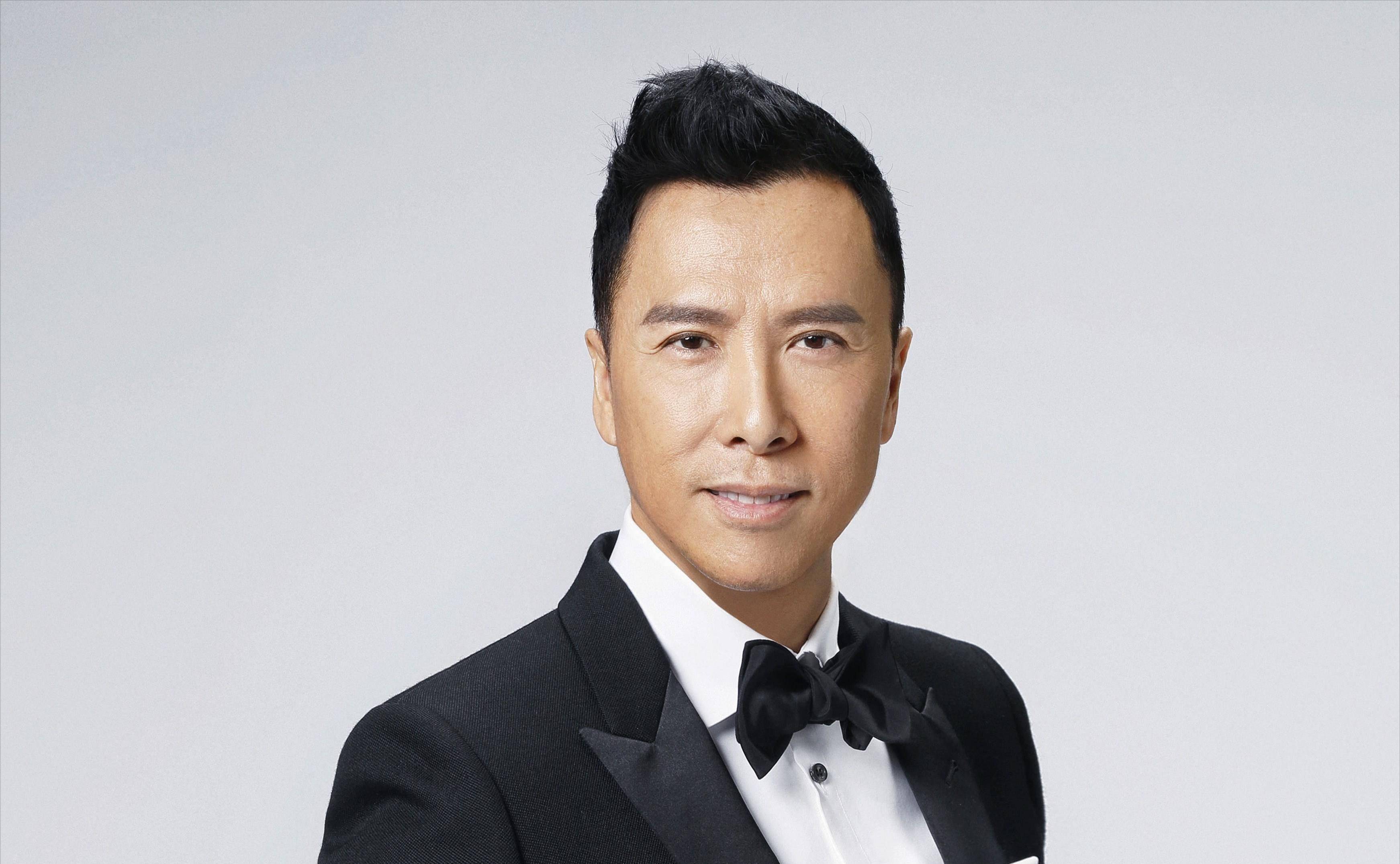 武打星甄子丹:与妻子贴脸合影秀恩爱,与赵文卓"骂战"仍未解?