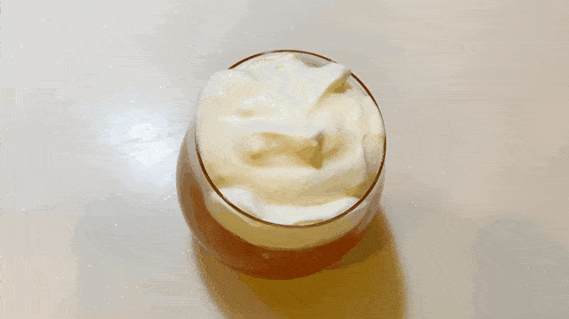 做好的奶盖用保鲜膜封起来,放入冰箱可以冷藏48小时,随吃随取.