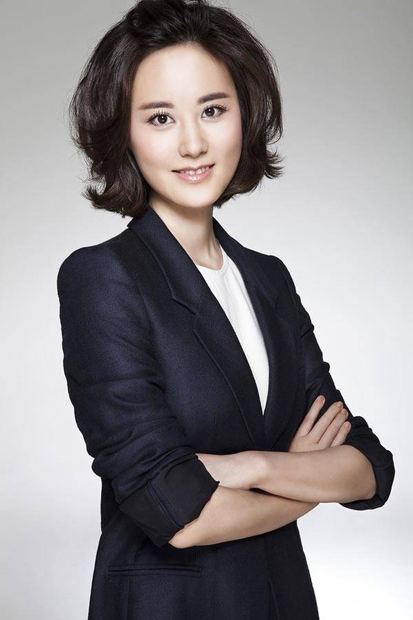 秦方:从重庆走出的央视著名主持人,男友在雾中迷路了_播音_气质_比赛