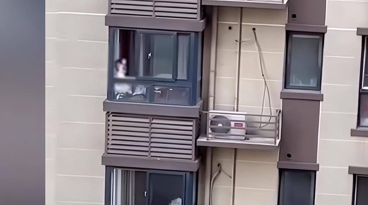 女童欲从10楼翻出窗外,对面女子狂喊3分钟劝回,最后1秒让人生气_孩子