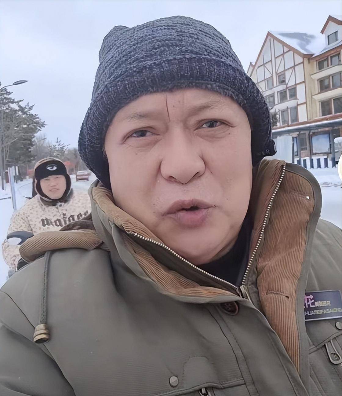 64岁迟志强现状曝,回东北老家坐电动车出行,身形严重发福_电影_因为