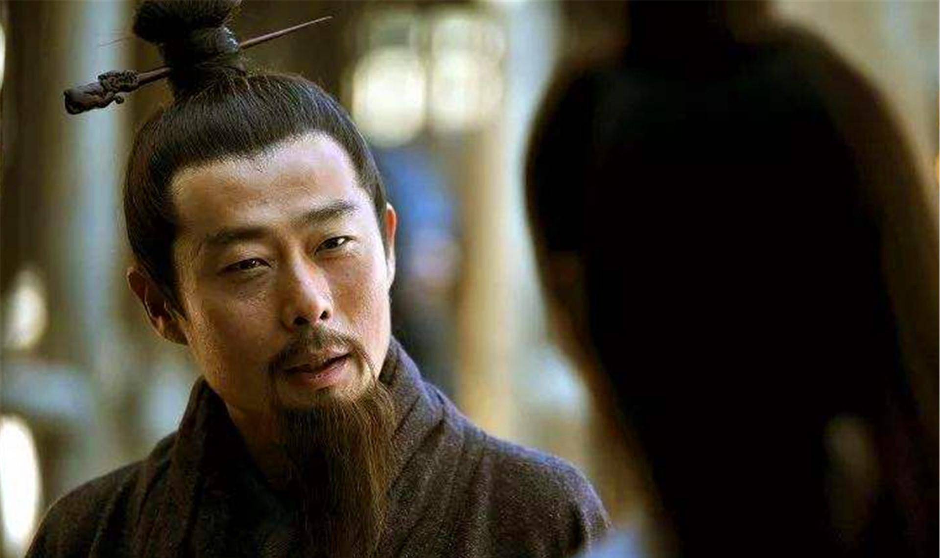 由于孙权年龄尚小,对各个地区并不熟悉,处理朝政事务颇为生疏,因此