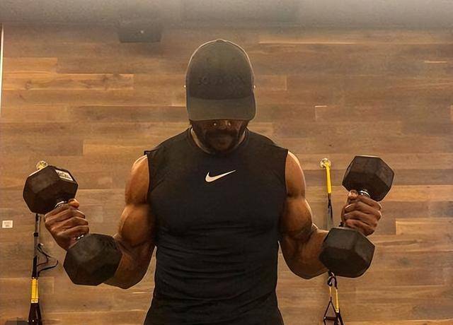 回顾:女子不忠诚黑人健身教练,丈夫当场发现后,被嘲讽无能酿惨案_张莉