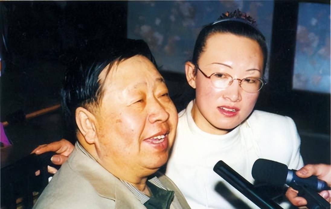 马东靠智商上位,他妻子肤白貌美,年轻有气质_主理_马季_本人