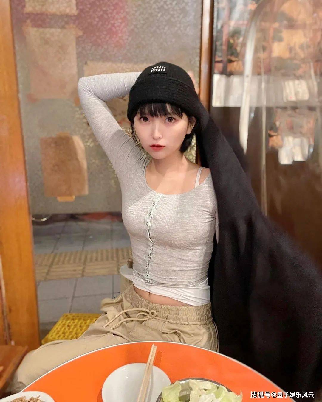 25岁的单身日本小姐姐,饱满身材,想藏都藏不住_kiki_社交_媒体