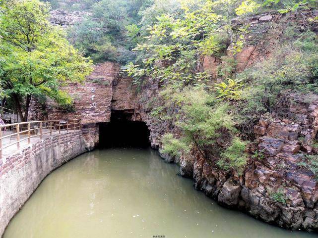 现在走进林州公民用才智和血汗发明的国际瞩目的人工银河红旗渠,走在