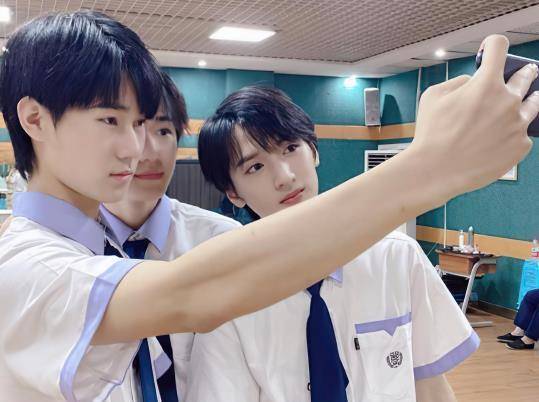 老师晒宋亚轩上课照,并公布小宋新身份,依旧是大家喜欢的班长_严浩翔