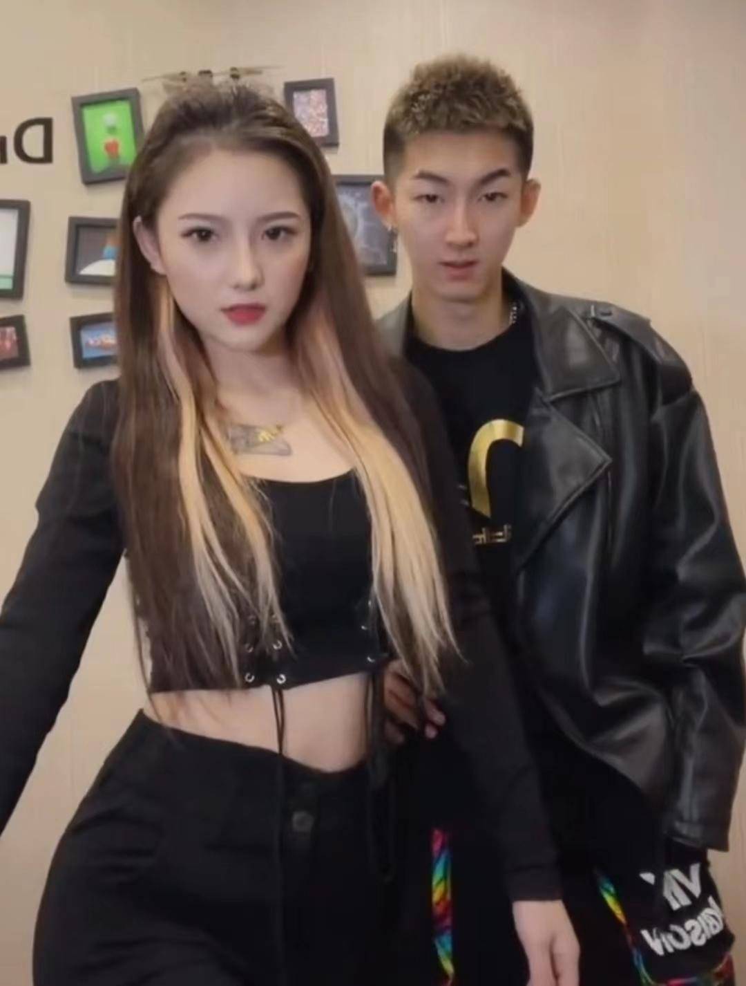 据她透露,寒王是个不忠诚惯犯,两人在一起的时候寒王其实另有女朋友