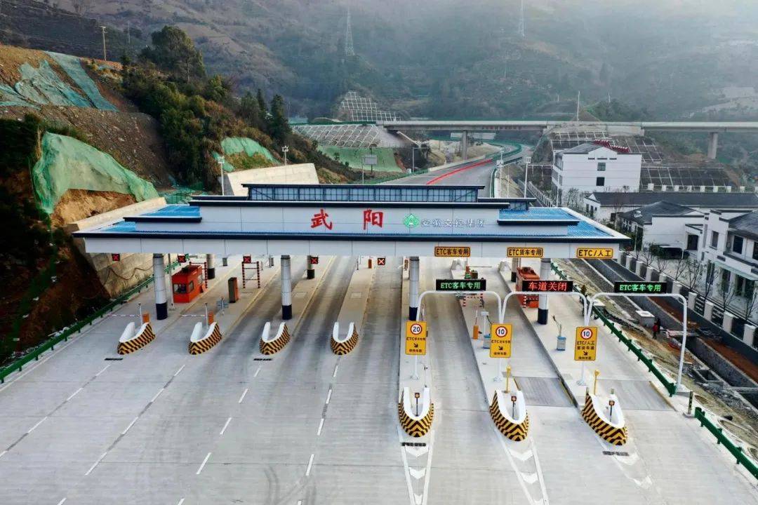 黄千高速安徽段采用四车道高速标准,设计速度80公里/小时,设有3处互通