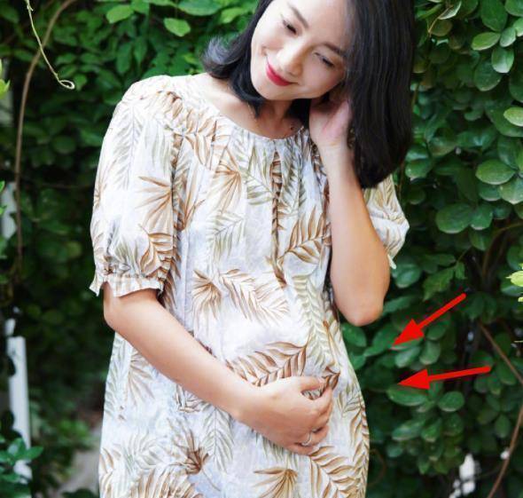 上次朱丹录节目的时候,肚子都看不到了.