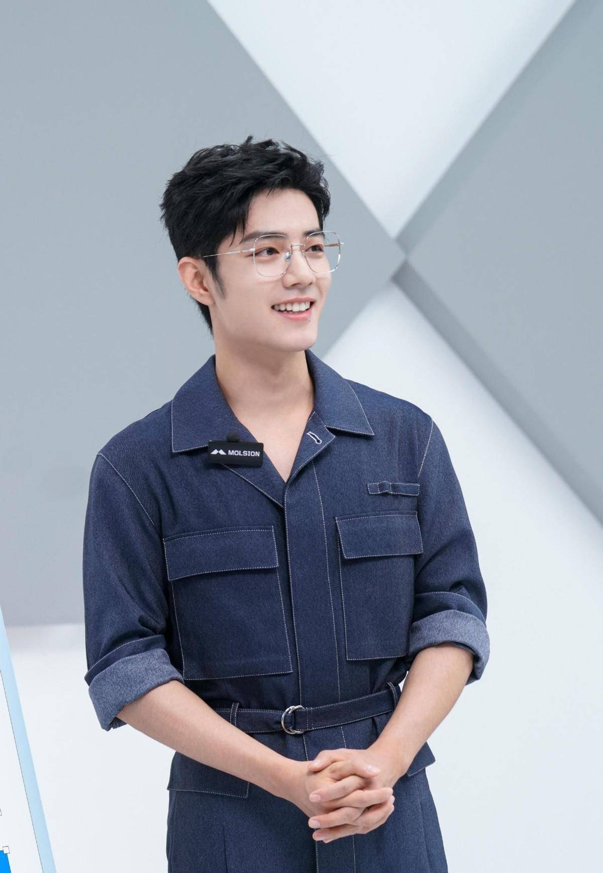 纯色非常考验个人气质,自身魅力难以支撑又想展现男人味,细节非常重要