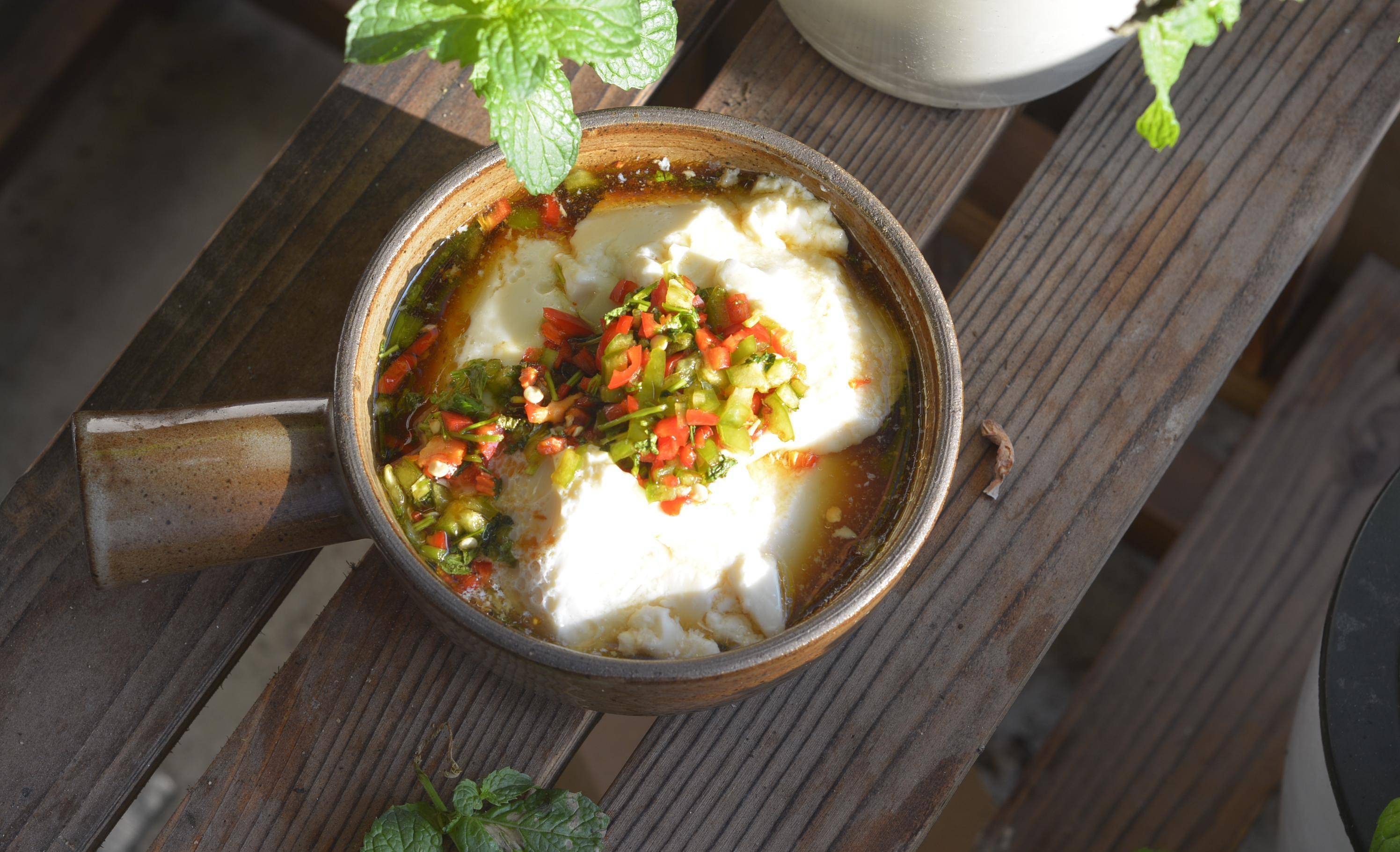 北方人爱吃咸豆花,江浙沪吃甜豆花,都不如四川豆花吃法,太下饭_美食