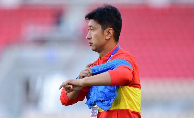 边上,如果本场比赛继续毫无建树,前国足主帅付博出来救火的可能性很大