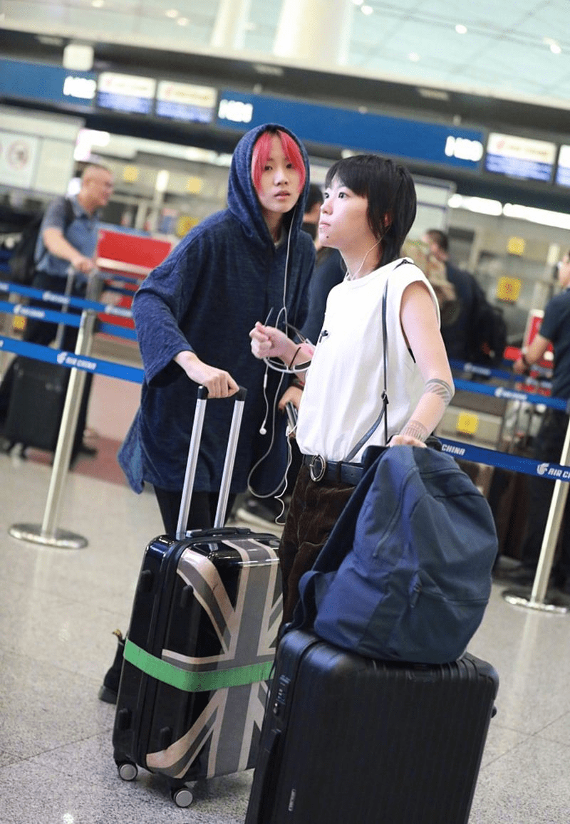 窦唯小女儿走机场,穿秋裤很显胖,气质像极了姐姐窦靖童_着装_造型