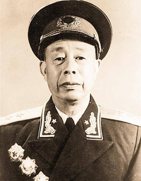 他担任多年大军区政委,后降为副职,用了5年,再升为大军区正职_工作