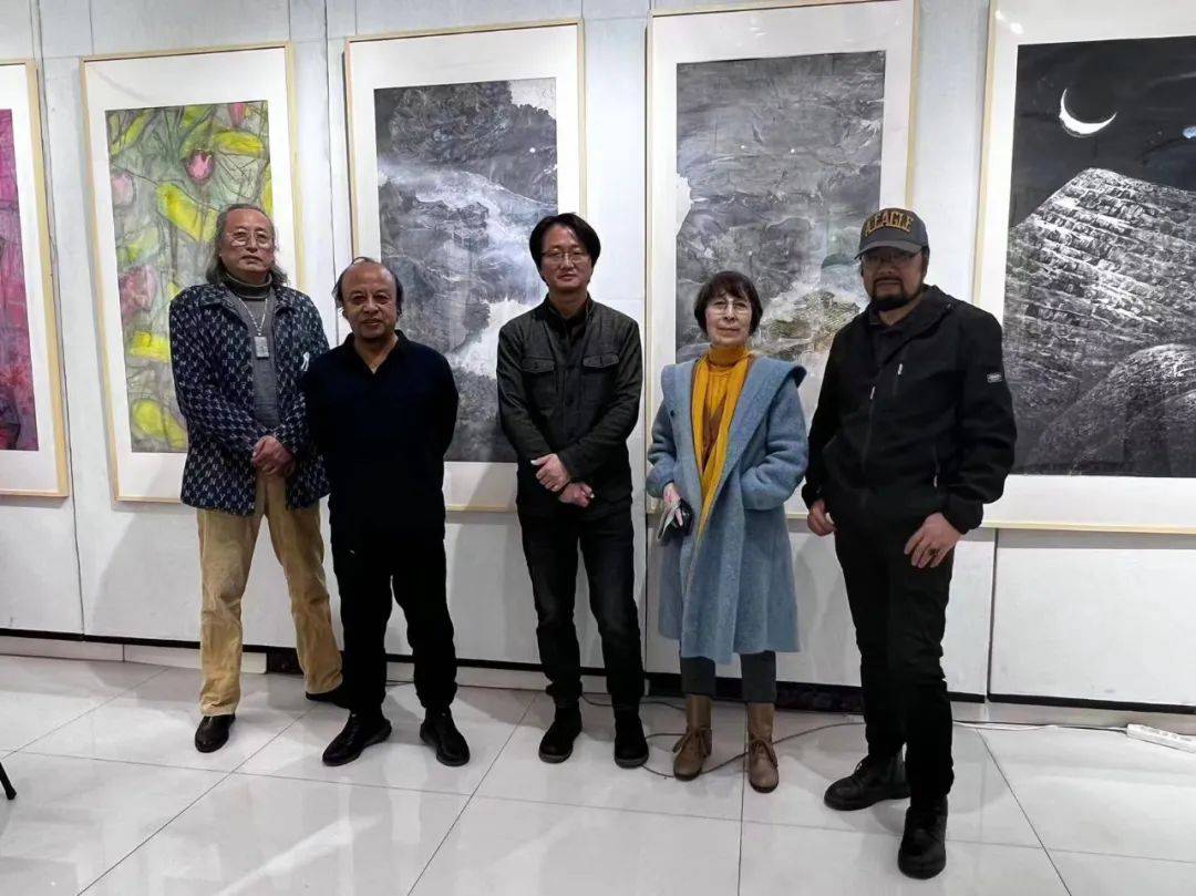 策展人姚旭辉博士与友人在郑忠参展作品前留影作品名称:峰悬路月尺寸