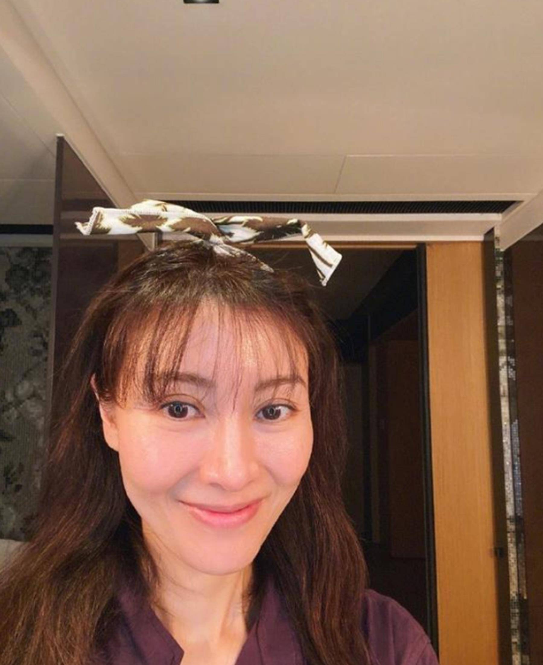 50岁李嘉欣"翻车",与儿子遛狗晒惊人"臀照",正脸却没法看_照片_母亲