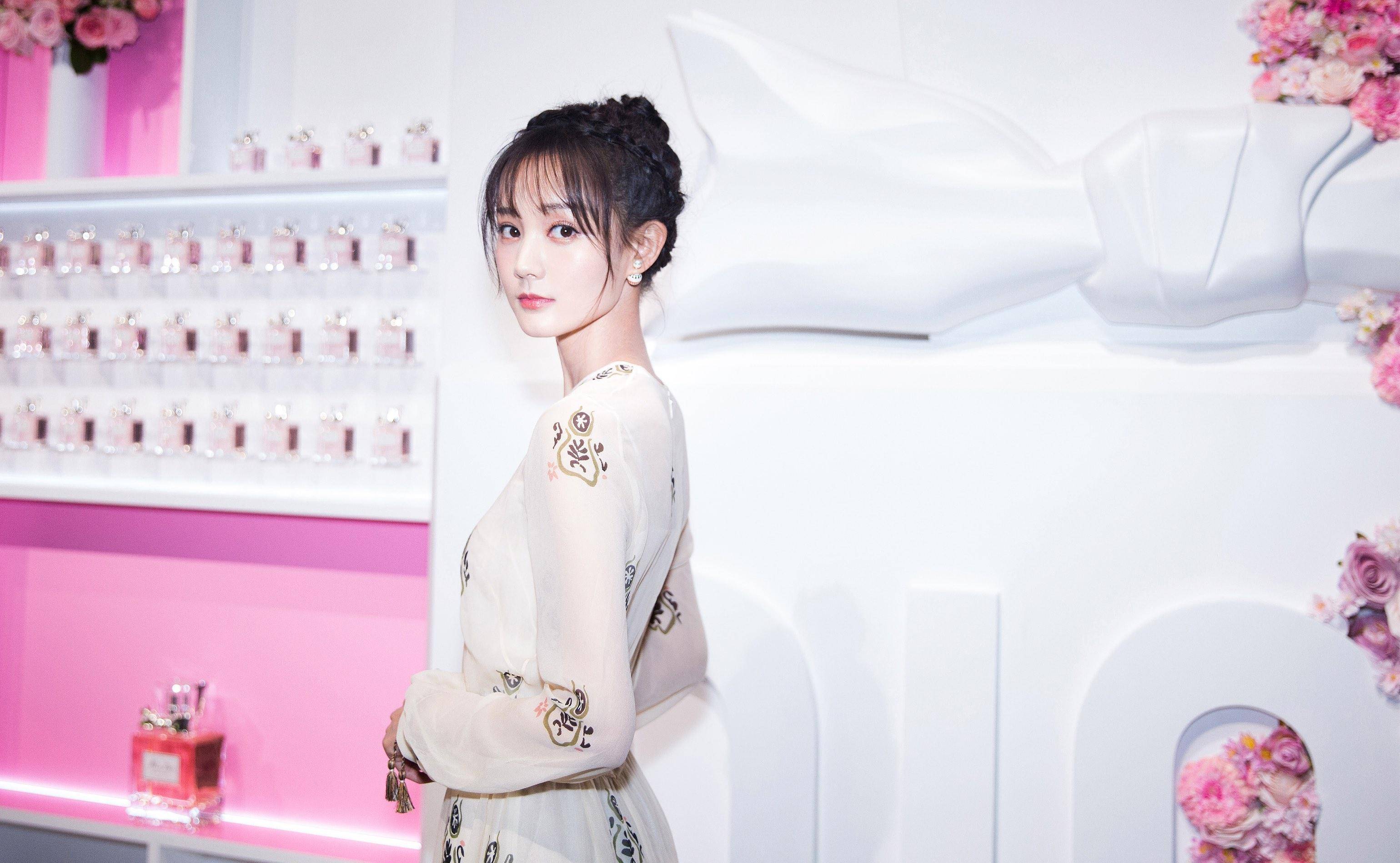 杨紫"阴阳合同"事件再现?李一桐暴怒辞演《武庚纪》?_事情_消息_剧本