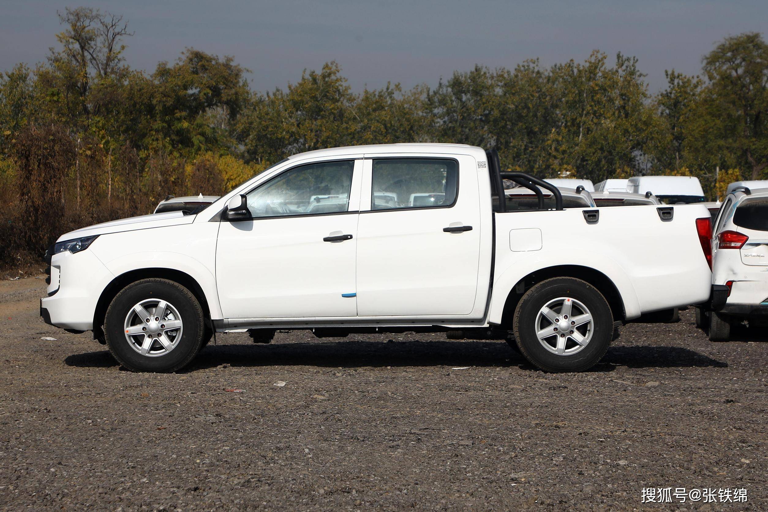 新款江铃宝典上市,换装新前脸,汽油,柴油两种动力,售8.