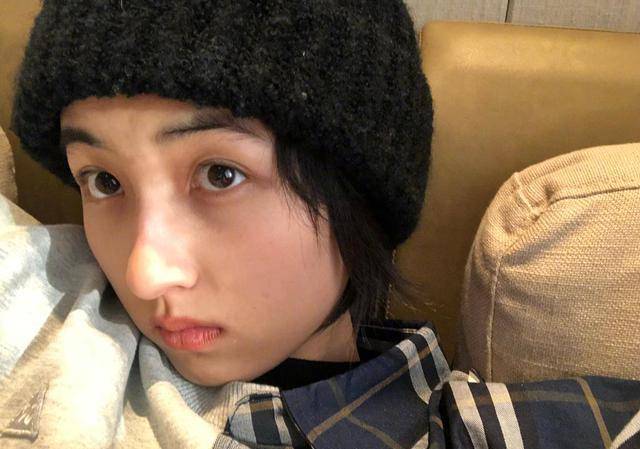 张子枫小小年纪气场就这么强,素颜自拍还怼脸拍,肌肤好好太水嫩_服装
