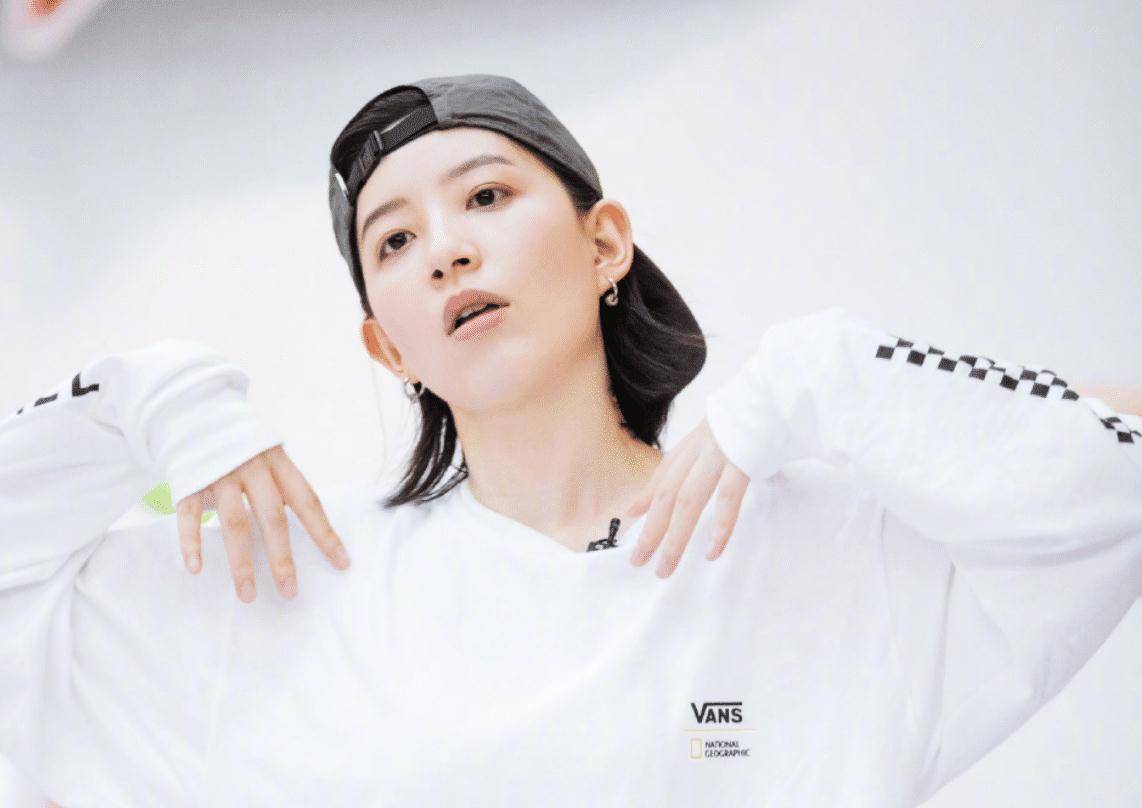 李斯丹妮台上酷炫,台下又甜又萌,有种单纯干净的少年感_因为_中性