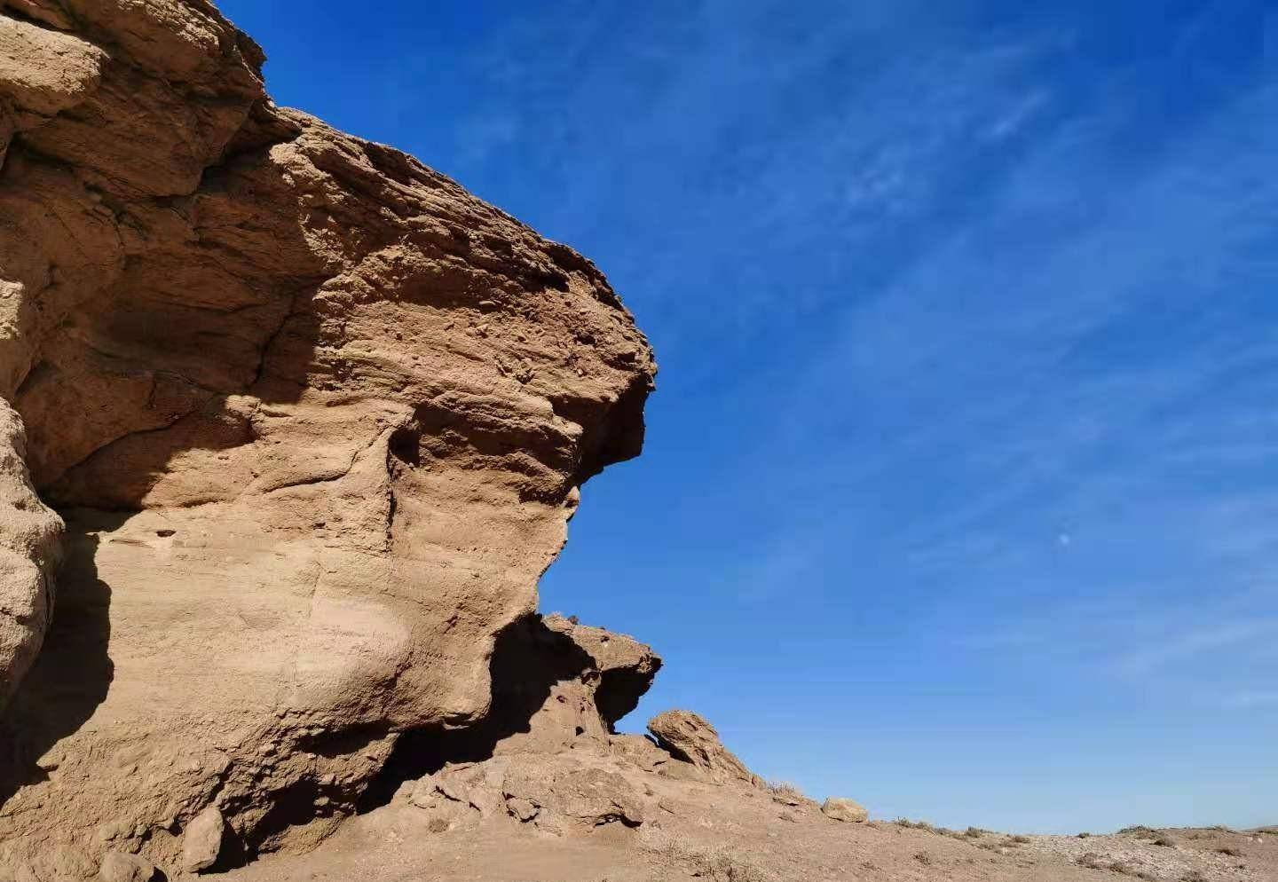 戈壁滩神奇的雅丹地貌—冬日游金昌泉沟_带着_银色_显得