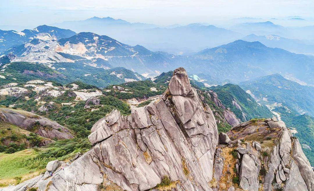 登顶航拍广东云髻山,最爱那寒冬里的一抹红枫