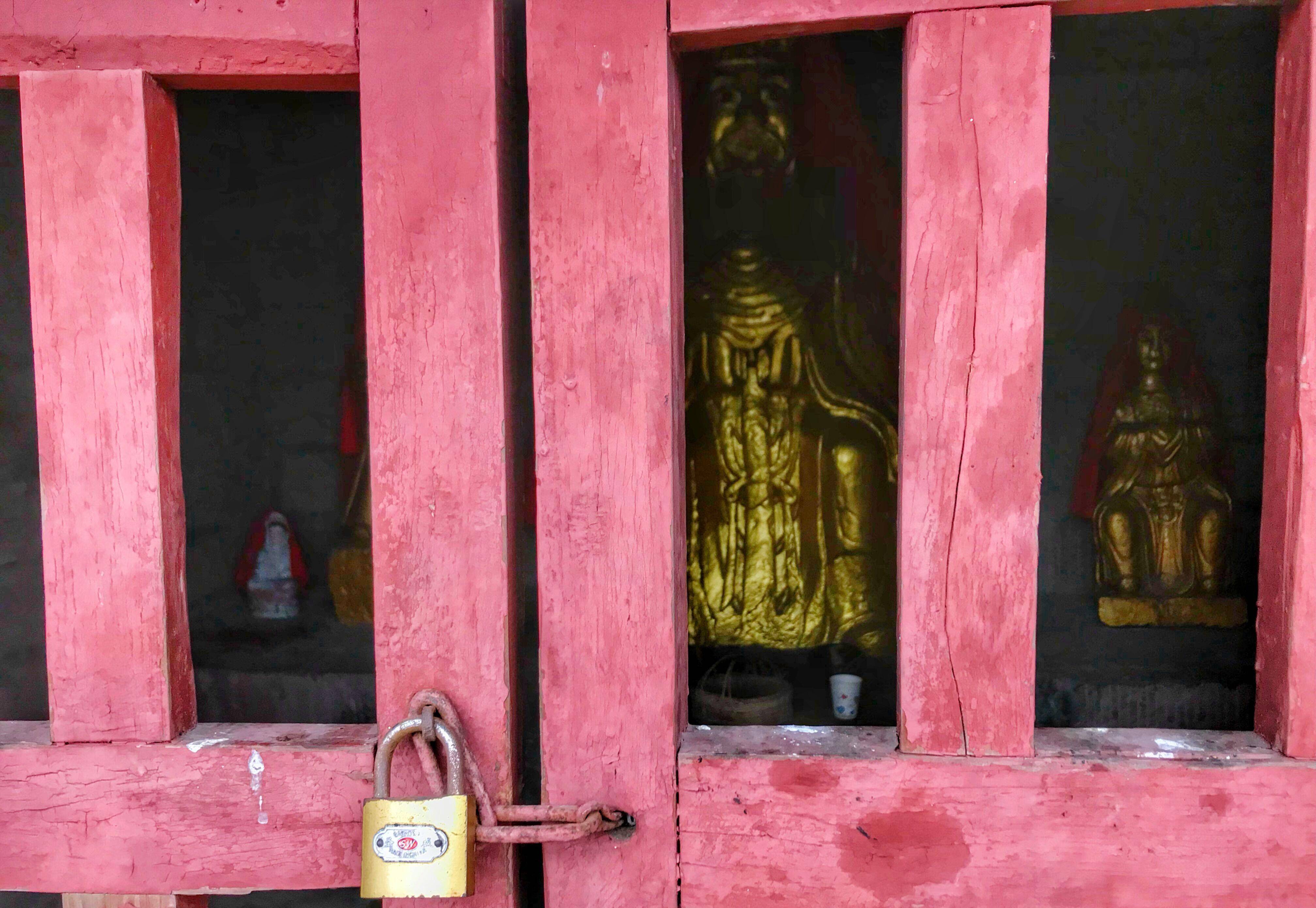 成都龙泉山玉皇观,道观仅存一间石室,四周散落许多无头宋代石像_石柱