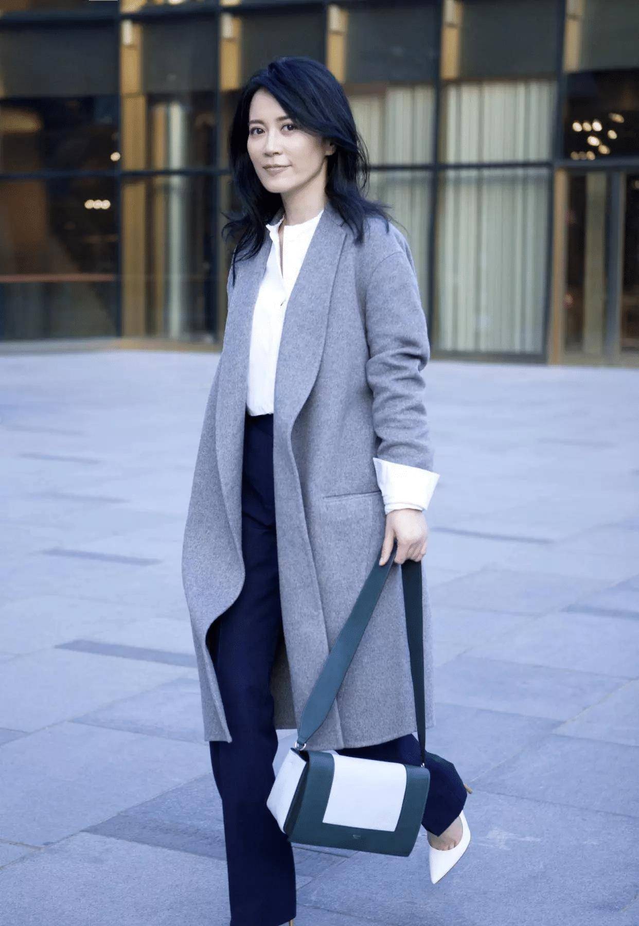 看了孟晚舟式的"光腿穿大衣",我悟了:兼顾保暖与美观才叫高级_服饰