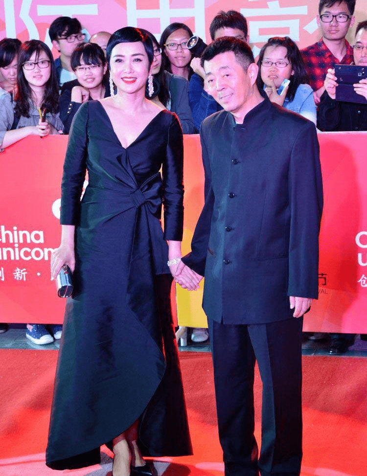 蒋雯丽又高又飒,穿连体裤腰提到胸以上,踩恨天高比老公高一大截_显得