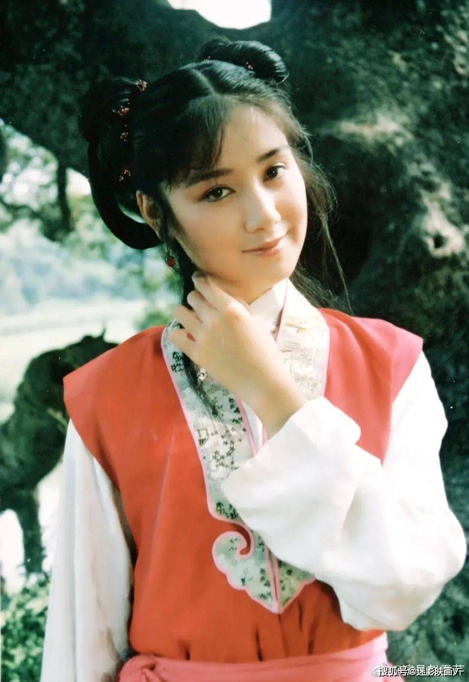 《神捕铁中英》延续了《飞天神鼠》的风格,是一部糅合了皇室权力斗争