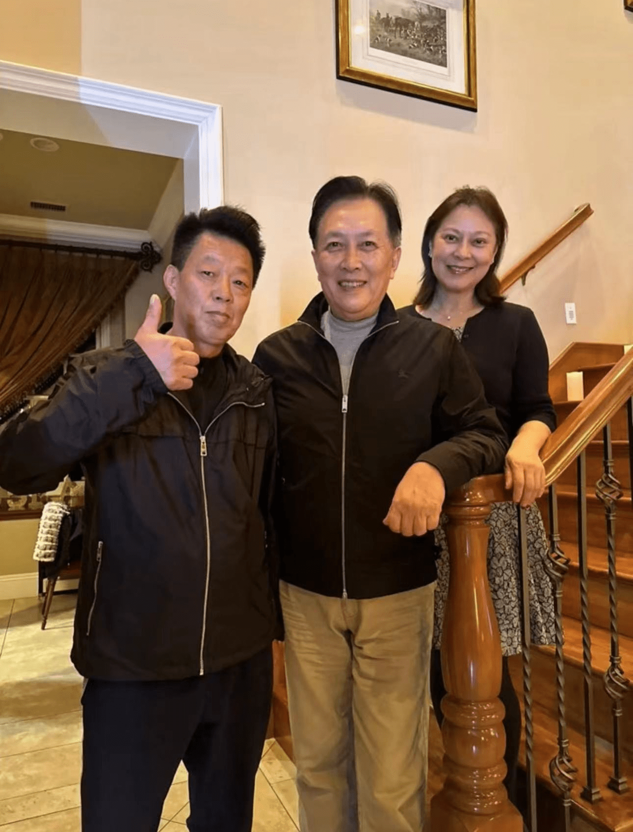 还化了精致的妆容,穿上了靓丽的服装,与70岁的唐国强年龄差明显拉开