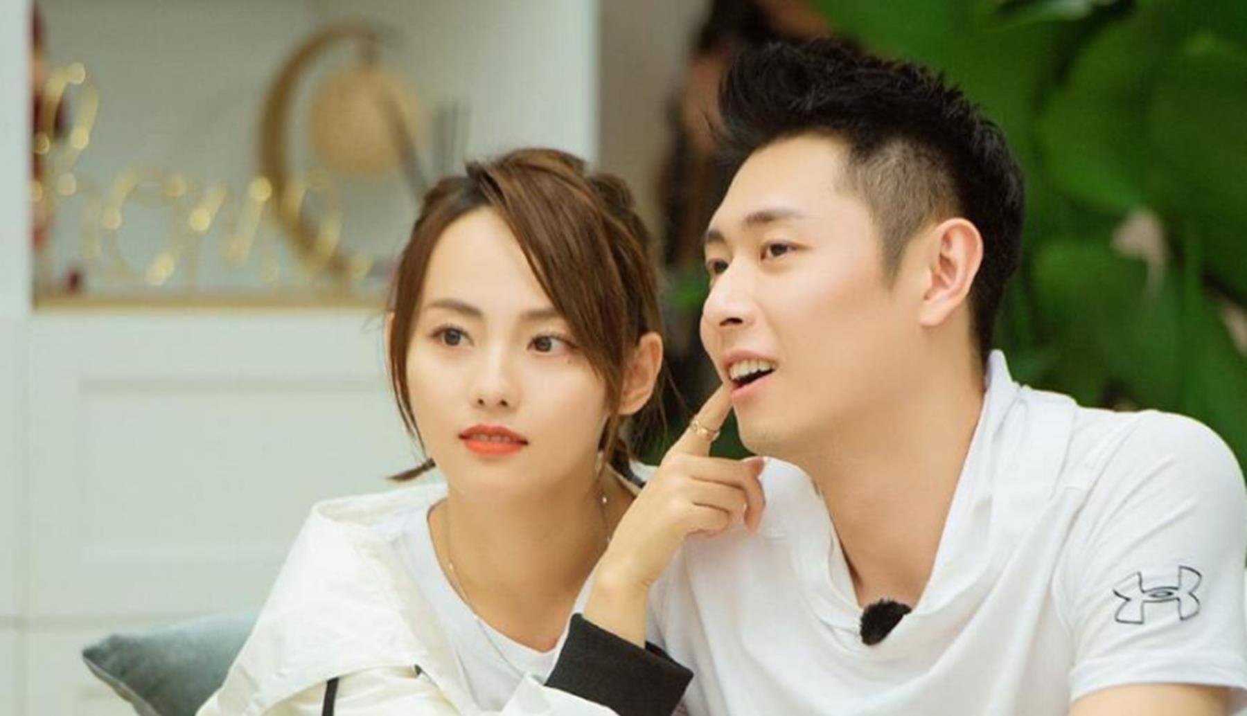 富二代泡美女,王思聪买超左拥右抱,网友人以群分,臭味相投_张嘉倪