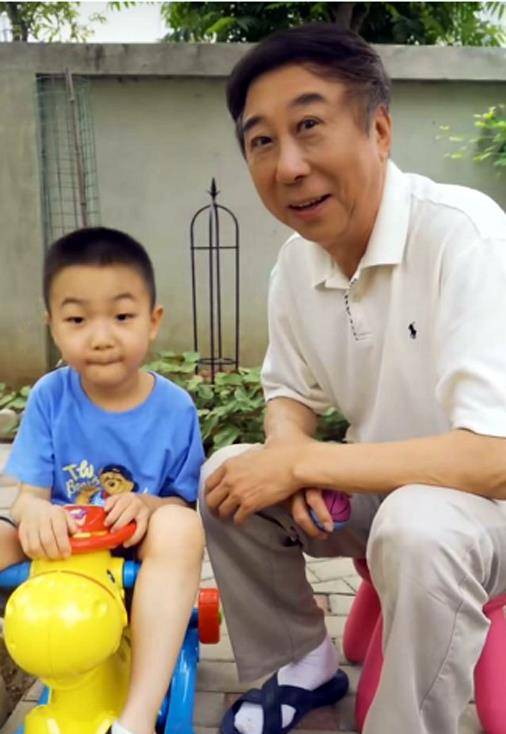 同时还把孩子含辛茹苦的带大,就连她生孩子的那一刻冯巩也没能陪伴在