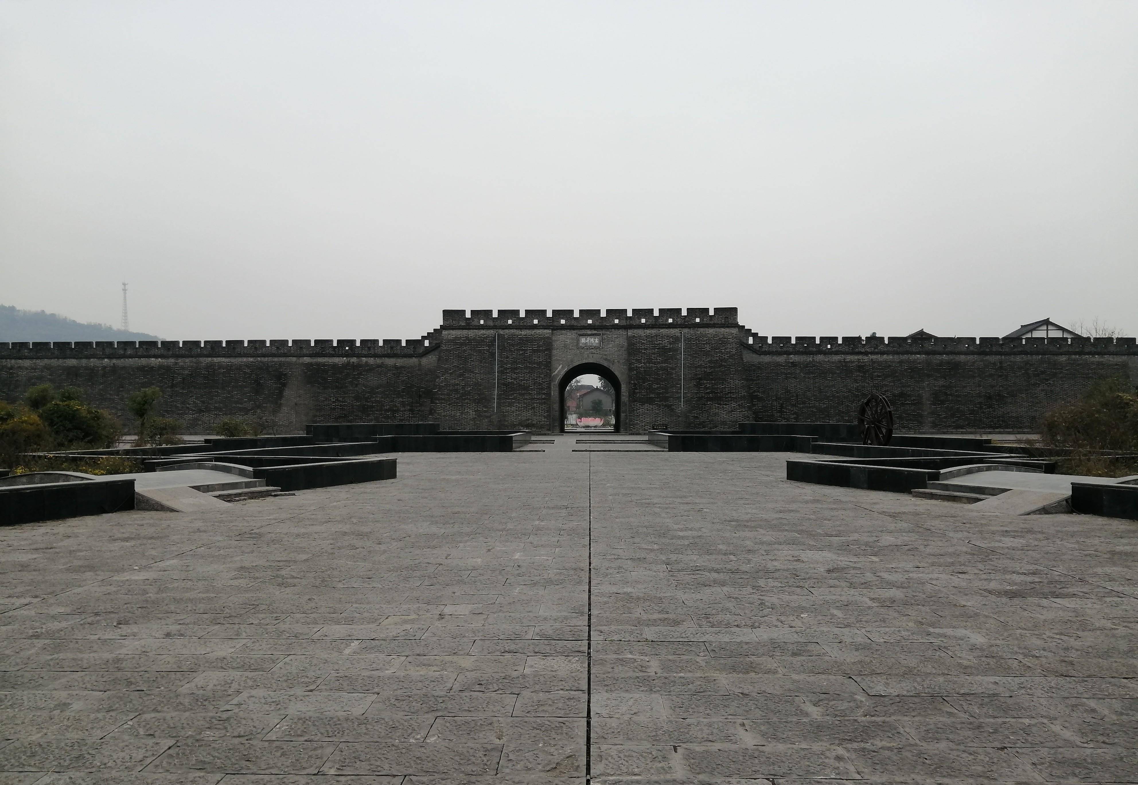 四,古胡城遗址五,汉中古城墙汉中古城墙的墙顶好了,作家庞永华给大家