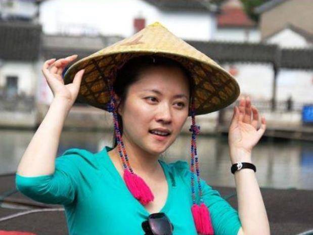 央视主持人紫凝:贷款买车,41岁仍未婚,风光背后是心酸_爷爷_绘画_工作