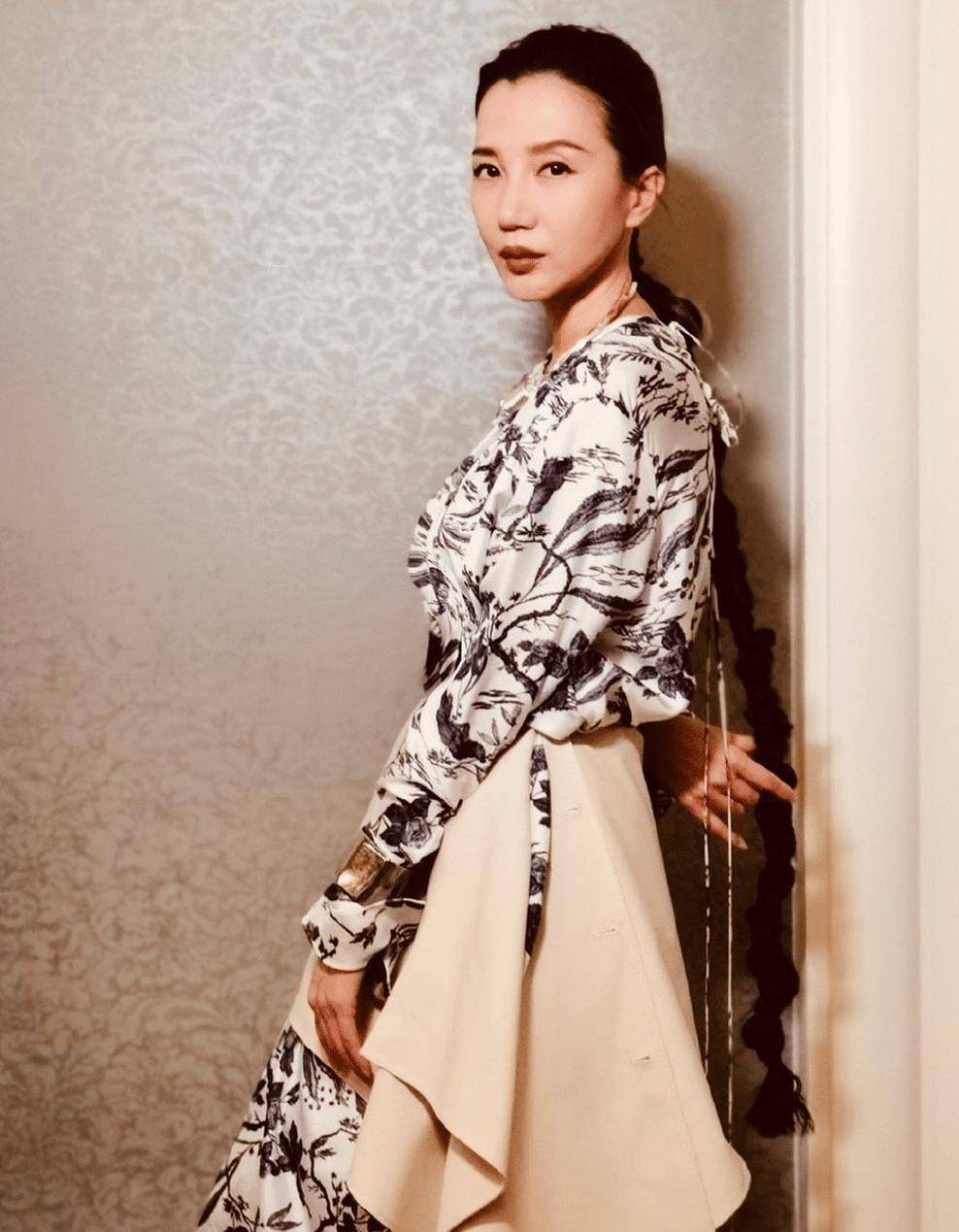 苗族女星阿朵,红毯异域风造型尽显美艳洒脱_女人_风格_年龄