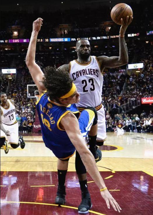 好在勇士队还是把总冠军戒指发给了瓦莱乔,这一次他选择