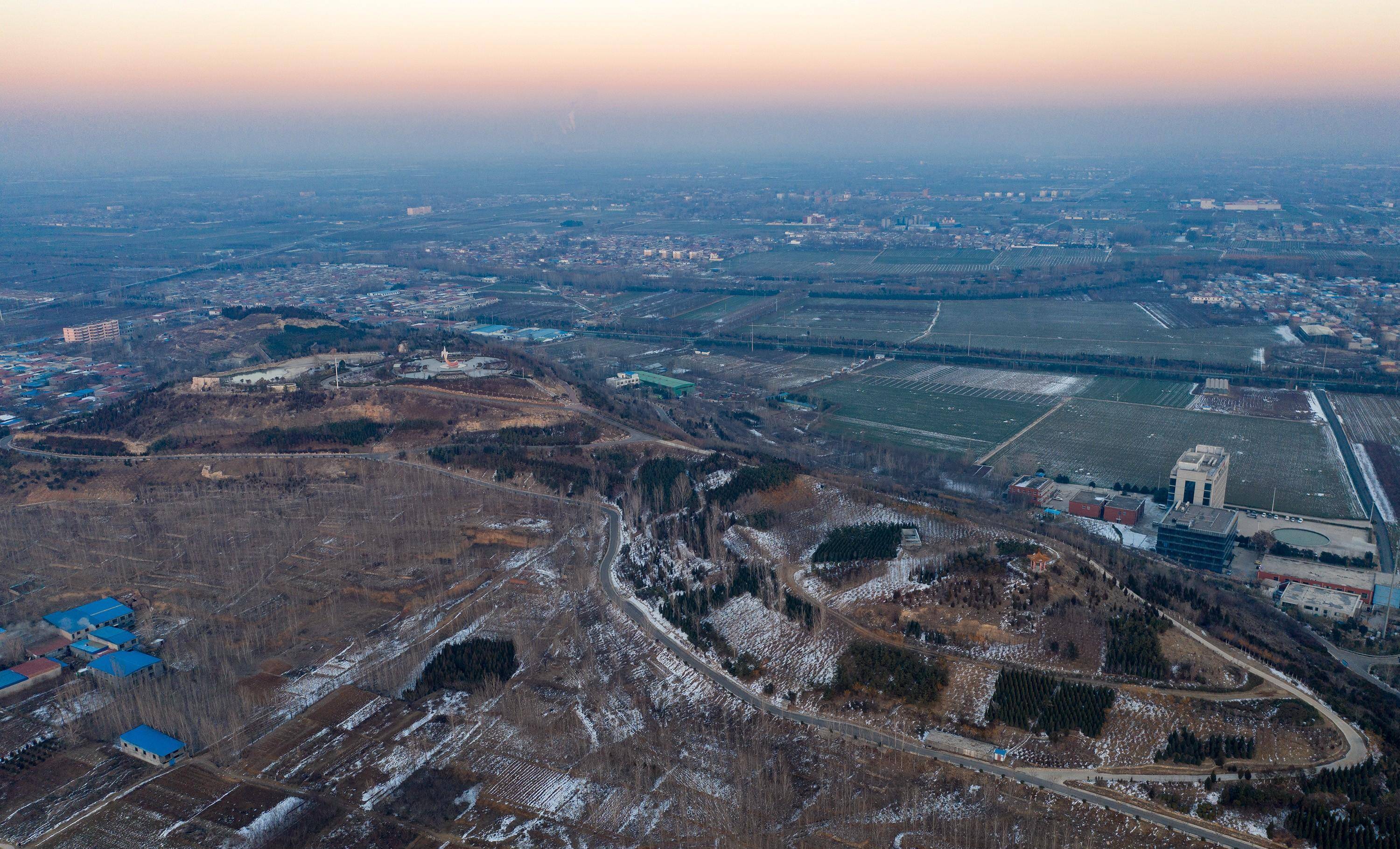 嘉祥一座小山的山顶18米高的凤凰雕塑惊艳了,传说还和麒麟有关_百姓