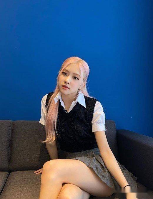 blackpink朴彩英晒学生制服照