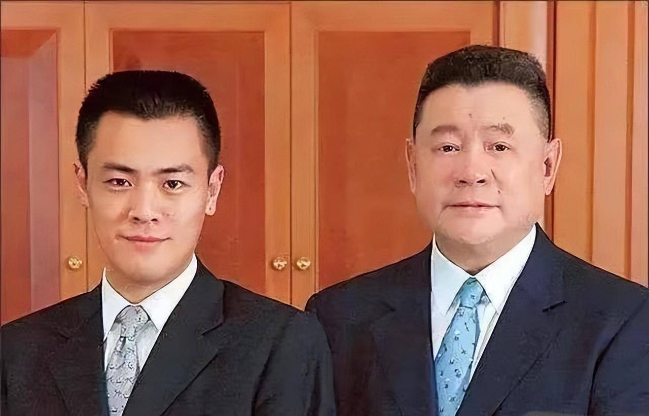 李嘉欣暗戳戳应战刘銮雄,称绝育可以使狗安静,内涵意味满满_发布会_女